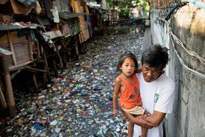 Het monster van plastic wordt door bedrijven als Unilever letterlijk en figuurlijk gecreëerd in een land als de Filipijnen. Foto: een door plastic en ander afval vervuilde watergang in de Filipijnse hoofdstad Manila. beeld AFP, Noel Celix