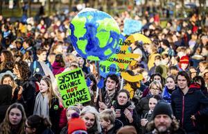 Duizenden scholieren hadden zich aan het eind van de ochtend verzameld op het Malieveld in Den Haag. Ze eisen dat de regering meer actie onderneemt tegen klimaatverandering, in navolging van Europese leeftijdsgenoten die spijbelden om te demonstreren. beeld ANP, Remko de Waal