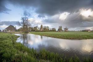 De Gertrudiskerk van Idaerd. Aan de voet van de kerktoren ligt het grasland dat straks extensief beweid zal worden. beeld Siep van Lingen