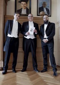 Tom Gaens (m.) promoveerde maandag in Groningen op de relatie tussen de kartuizerorde en de Moderne Devotie. Links zijn paranimf Rombert Stapel, rechts dr. Rolf de Weijert. beeld Nina Yakimova