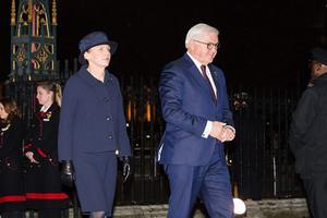 De Duitse president Frank-Walter Steinmeier en zijn vrouw Elke arriveren bij Westminster Abbey in Londen voor een herdenkingsdienst van de wapenstilstand die het einde van de Eerste Wereldoorlog inluidde, 100 jaar geleden. beeld EPA, Vickie Flores