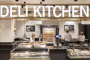 De warme maaltijd in de supermarkt halen wordt steeds gewoner, voorspellen supermarktkenners. De Deli Kitchen van Albert Heijn is er een voorbeeld van. Het concept slaat vooral in grote steden aan.  beeld Albert Heijn