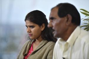 Ashiq Mesih (r.) en Eisham Ashiq maken een reis door Engeland om aandacht te vragen voor het proces tegen hun echtgenote en moeder, de van blasfemie beschuldigde Pakistaanse christin Asia Bibi. beeld AFP, Ben Stansall