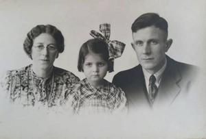 Renate Bitterman met het echtpaar Versnel, 1945. beeld RD
