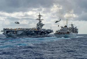 Het Amerikaanse vliegdekschip USS Abraham Lincoln wordt bevoorraad op weg naar de Perzische Golf. Het schip maakt deel uit van Carrier Strike Group 12 die naar de regio is gestuurd om de Iraanse dreiging het hoofd te bieden. beeld AFP, Jason Waite