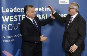 Orban (l.) en Juncker bij een joviale ontmoeting in 2015. beeld AFP, JOHN THYS