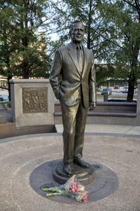Standbeeld van Bush sr. bij de Presidential Library in Texas. beeld EPA, Daniel Kramer