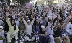Aanhangers van een radicaal-islamitische partij in Pakistan protesteren tegen blasfemie. beeld EPA, Rahat Dar