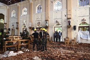 We kijken daarentegen naar moslims door de lens van het kruis. Foto: veiligheidspersoneel inspecteert de Sint Sebastiaanskerk in Negombo, Sri Lanka.  beeld AFP, Jewel Samad