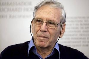 Amos Oz. beeld EPA, ABIR SULTAN