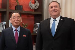 Kim Hyok-chol (l.) naast de Amerikaanse minister van Defensie, Mike Pompeo. beeld AFP