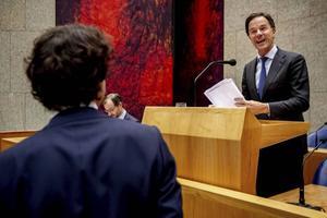 Minister Wiebes van Economische Zaken en premier Rutte tijdens het Tweede Kamerdebat over het klimaatakkoord. de politicus op de voorgrond is de GroenLinkser Klaver.  beeld ANP, Robin Utrecht