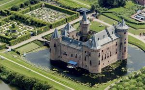 De historische canon van Nederland moet vooral een hulpmiddel voor het geschiedenisonderwijs blijven. Foto: Kasteel Muiderslot. beeld ANP, Robin van Lonkhuijsen