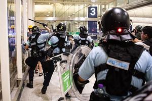 Clash tussen betogers en politie op de luchthaven, dinsdag. beeld EPA