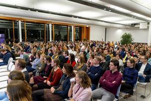 Jongeren van de Gereformeerde Gemeenten waren zaterdag in Rotterdam bijeen rond het thema ”Leren van de dieren”. Ds. W. J. Karels hield een lezing. beeld Cees van der Wal