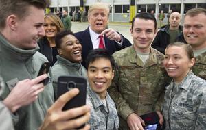 Het grootste deel van de militaire uitgaven van de VS is gericht op andere regio’s dan Europa. Foto: President Trump bezoekt de Amerikaanse basis Ramstein in Duitsland.  beeld AFP, Saul Loeb
