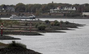De lage waterstand van de Rijn, hier bij Duisburg, zorgt voor problemen. Binnenvaartschepen kunnen veel minder vracht meenemen. Ook gaan toeristische Rijnreizen naar Duitsland niet door.  beeld EPA, Friedemann Vogel