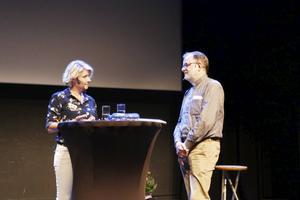 Ds. Arjan Plaisier (r.) en mindfulnesstrainer Suzan Biezeman debatteerden woensdag in theater Gigant in Apeldoorn over de ziel. beeld RD