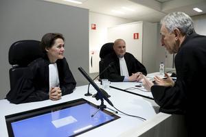 Aanklagers Sabine Tammers (l.) en Lars Stempher in gesprek met rechtbankvoorzitter Frank Wieland (r.).  beeld ANP, Bas Czerwinski
