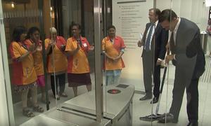 Het filmpje waarop te zien was dat premier Rutte zelf zijn koffierommel opruimde, werd wereldwijd massaal bekeken. beeld YouTube