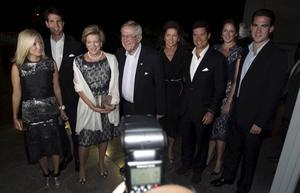 Het koninklijk gezin van Griekenland. V.l.n.r.: kroonprinses Marie-Chantal, kroonprins Pavlos, koning Constantijn, koningin Anne-Marie, prinses Alexia, Carlos Morales, prinses Theodora en prins Philippos. beeld EPA, Simela Pantzartzi