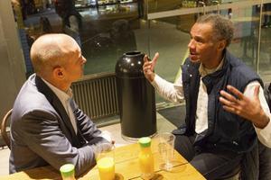Andreas Manuela (r.) ontmoet ChristenUnie-leider Gert-Jan Segers. „God laat moeilijke dingen in je leven meewerken ten goede. Ook jouw verdriet en gebrokenheid”, zegt Segers.beeld RD, Anton Dommerholt