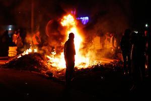 Blokkade bij Caen, in het noordweten van Frankrijk, dit weekend. beeld AFP, Charly Triballeau