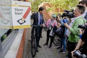 Premier Rutte brengt in Den Haag zijn stem uit. beeld ANP