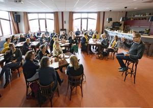 Schrijver Wim Daniëls hield zijn publiek zaterdag voor dat het bestuderen van woorden belangrijk is om de taal te leren beheersen. Daniëls sprak tijdens een studiedag voor christelijke kinderboekenauteurs. beeld Ruud Ploeg