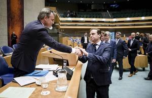 VVD-Tweede Kamerlid Azmani troost Harbers in de Tweede Kamer met een handdruk, nadat de staatssecretaris zijn aftreden heeft aangekondigd. beeld ANP, Bart Maat