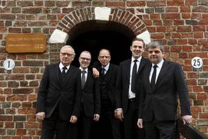 Vijf predikanten in de Friese Wouden beleggen een nieuw interkerkelijk initiatief. Op vijf zaterdagavonden gaan ze voor op elkaars kansels. Van links naar rechts: ds. A. A. Egas, ds. J. A. Mol, ds. G. J. Capellen, ds. H. de Greef en ds. K. H. Bogerd. beeld Marchje Andringa