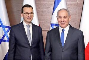 De Israëlische premier Netanyahu (r.) en zijn Poolse collega Morawiecki liggen overhoop over uitlatingen van Netanyahu over Poolse betrokkenheid bij de Holocaust. beeld EPA, Pawel Supernak