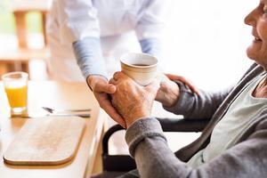 „De menselijkheid van zorg is een fundamentele voorwaarde voor zorgmedewerkers om hun werk gemotiveerd te kunnen doen.” beeld iStock