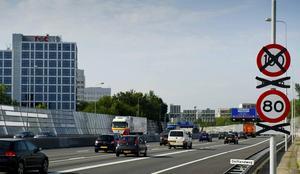 We zullen moeten accepteren dat we wat meer tijd kwijt zijn voor onze reizen. Maar dat is niet erg als we daarbij beseffen dat het bijdraagt aan meer verkeersveiligheid en een duurzamere samenleving. beeld ANP, Frank van Beek