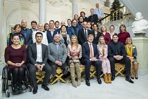 Het koningspaar en zijn gasten van de uitblinkerslunch. Daan Weijgertze staat op de achterste rij, als derde van links. beeld RVD, Jeroen van der Meyde