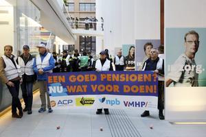Korten op de pensioenen die via beschikbare premieregelingen worden gefinancierd, is in strijd met de Europese pensioenrichtlijn IORPII. Dit zou het kabinet ter harte moeten nemen bij de gesprekken over het pensioenstelsel. Foto: leden van de politievakbonden voerden in februari actie tegen het pensioenbeleid van het kabinet. beeld ANP, Bas Czerwinski