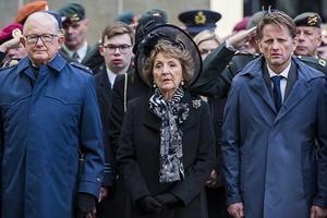 Prof. Pieter van Vollenhoven (l.), prinses Margriet en prins Pieter Christiaan zijn zaterdagavond aanwezig bij de herdenking op de Grebbeberg. beeld ANP