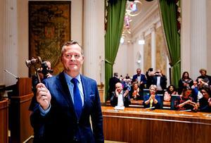 Arthur van Dijk krijgt tijdens de voorzittershamer tijdens zijn installatie als commisaris van de Koning in de provincie Noord-Holland. ANP, Robin van Lonkhuijsen