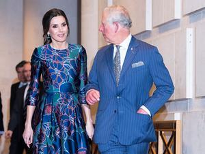 Koningin Letizia van Spanje en de Britse prins Charles. beeld EPA
