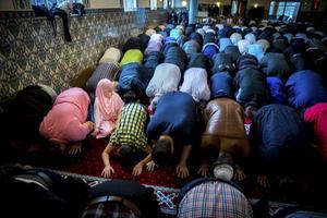 De uitspraak ”Allah is liefde” is volgens de islam onmogelijk. Liefde houdt een bepaalde behoefte in en dat is een teken van zwakte. Foto: Moslims bidden in de Mevlanamoskee in Rotterdam.  beeld Jerry Lampen