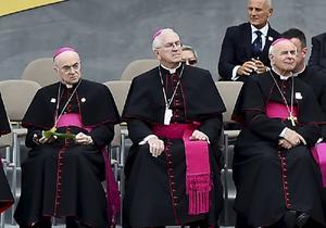Vaticaanambassadeur Carlo Maria Vigano (l.) luistert naar een toespraak van paus Franciscus, in 2015 in de Verenigde Staten. beeld AFP, Vincenzo Pinto