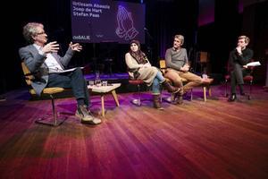Onder het motto ”Van God los. Minder gelovig, meer op zoek?” werd maandagavond in De Balie in Amsterdam een debat over religie en spiritualiteit gevoerd. V.l.n.r.: prof. dr. Joep de Hart, onderzoekster Ibtissam Abaaziz en prof. dr. Stefan Paas. beeld Eran Oppenheimer