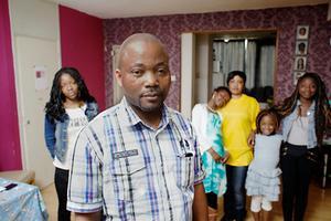Het kinderpardon voor uitgeprocedeerde asielzoekers biedt 675 minderjarigen en hun ouders na jaren onzekerheid een nieuwe toekomst in Nederland. De Nigeriaan Khamal Al-Junubi (37) hoort met zijn gezin –drie van de vier kinderen zijn hier geboren– bij de grote groep die buiten de boot viel. Hun toekomst blijft zeer onzeker. beeld Dick Vos