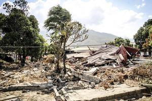 „Na een tsunami is het nodig om tijdelijk onderdak te verstrekken, maar nog veel nodiger om te investeren in een door lokale bewoners zelf gebouwd rampbestendig huis en een evacuatiegebouw.” Foto: de sporen van een tsunami op Sulawesi. beeld Medair