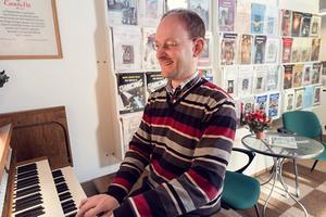 Arjan Kuiper in de winkel van Klavarskribo in Ridderkerk. beeld Sjaak Verboom