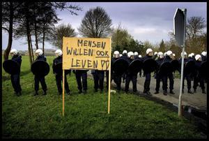 Kootwijkerbroek, 2001: ruimingen met behulp van de ME. beeld RD, Henk Visscher