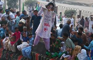 Demonstranten in de Pakistaanse stad Karachi houden een pop met de beeltenis van Asia Bibi omhoog tijdens protesten tegen de vrijspraak van deze christin. beeld EPA, Shahzaib Akber