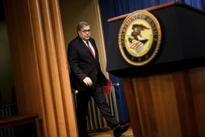 Minister van Justitie William Barr gaf donderdag een persconferentie voor de publicatie van het rapport van Mueller. beeld AFP, Brendan Smialowski