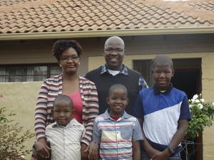 Het gezin Mnisi. Achter moeder Portia (l.) en vader George. Voor Korah (l.), George Junior (m.) en Theophilus (r.). beeld RD, Evert van Vlastuin