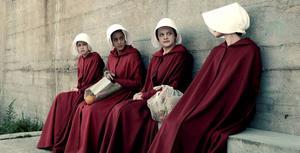 In ”The Handmaid’s Tale”, de tv-serie waarnaar minister Van Engelshoven verwijst. gaat het over christelijke fundamentalisten die de macht gegrepen hebben in de Verenigde Staten. Omdat het geboortecijfer in het land sterk is gedaald, worden de weinige vruchtbare vrouwen als slavinnen toegevoegd aan een onvruchtbaar stel. beeld imdb.com